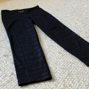 🏋🏻‍♀️ OLD NAVY ACTIVE WOMENS SIZE XS BLACK CROPPED LEGGINGS